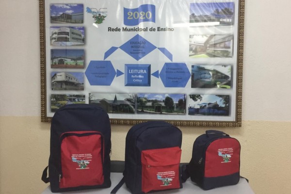 Secretaria de Educação entrega mochilas aos alunos da rede municipal de ensino
