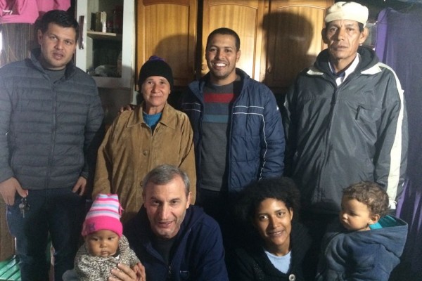 Prefeito e Presidente do Legislativo visitam famílias no Bairro Esperança