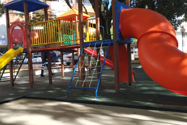 Playground novo para as crianças na Praça Farroupilha