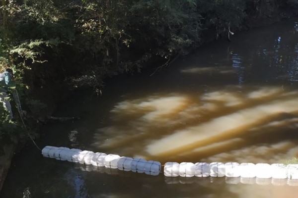 Departamento de Meio-Ambiente instala barreira ecológica no Rio Caturetê
