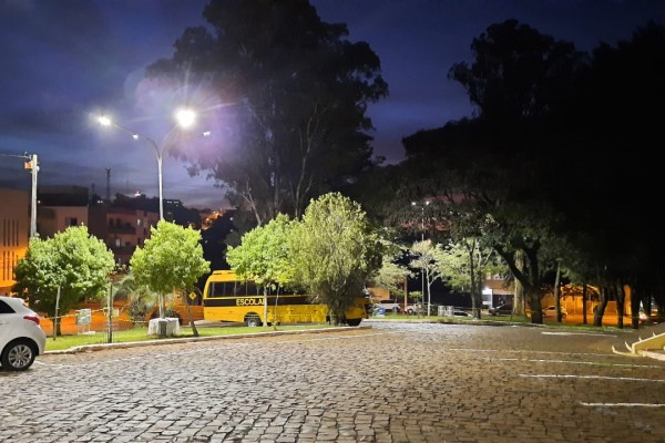 Praça Getúlio Vargas conta com nova iluminação
