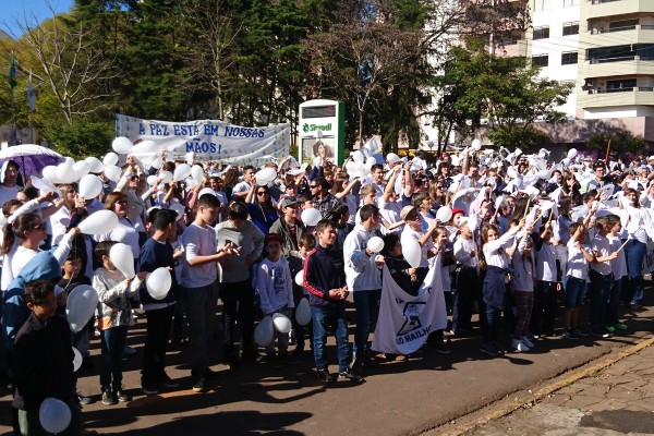 Milhares de pessoas participaram da Caminhada Cívica e II Dia D pela Superação da Violência