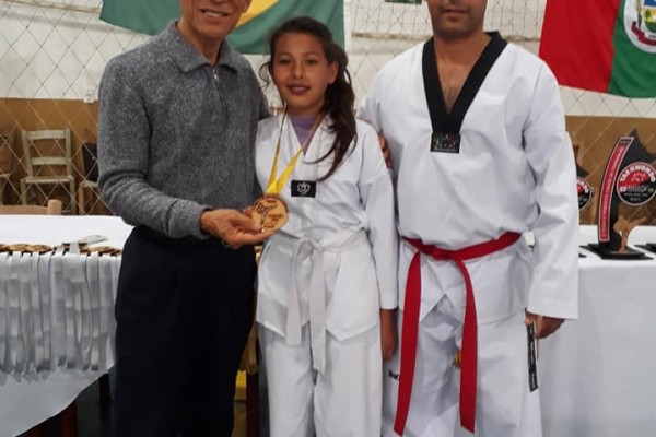 Aluna do PAE Conquista Medalha de Campeã em Campeonato de Taekwondo de Chapada