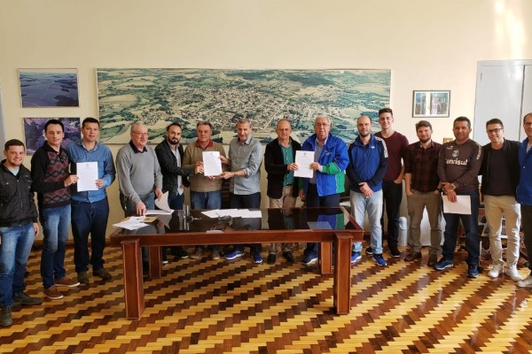 Governo Municipal assina contratos para a realização de obras na Praça da Cidadania