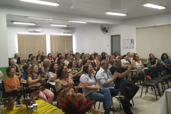 Governo de Sarandi presta homenagem aos professores aposentados do município