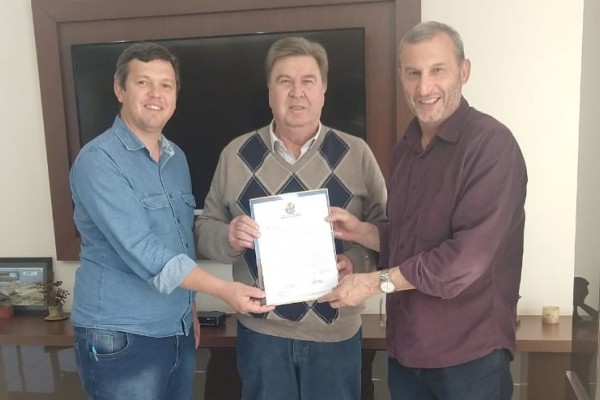 Governo Municipal entrega carta de agradecimento a Cotrisal