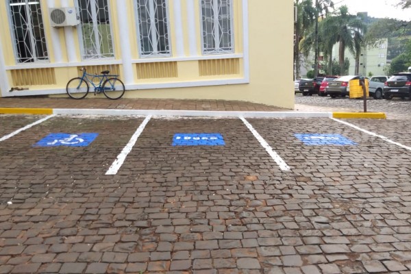 Governo Municipal revitaliza a sinalização e estacionamentos no largo da Prefeitura