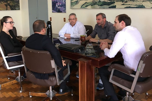 Prefeito recebe a visita de representantes do banco Bradesco