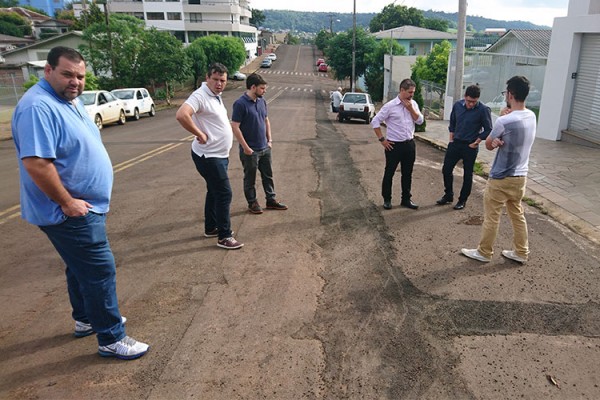 Prefeitura e CORSAN dialogam sobre obras e a recolocação de asfalto em ruas e avenidas