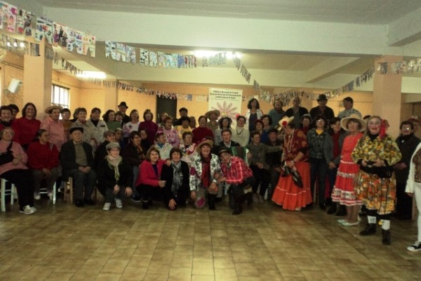Grupos da terceira idade do CRAS realizam festas juninas