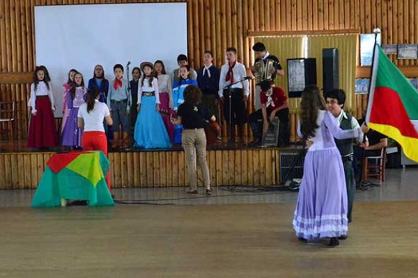 Escolas realizam belas apresentações no Dia do Gaúcho