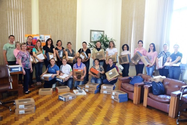 Secretaria de educação entrega 2ª remessa de notebooks aos professores municipais
