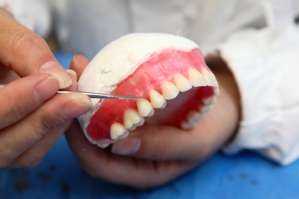 Secretária de Saúde entrega 35 próteses dentárias em 120 dias de governo