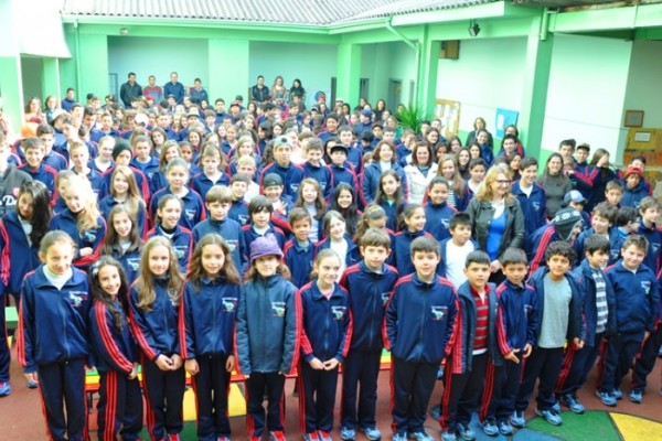 Secretaria de Educação entrega uniformes escolares e tênis aos alunos da rede pública municipal