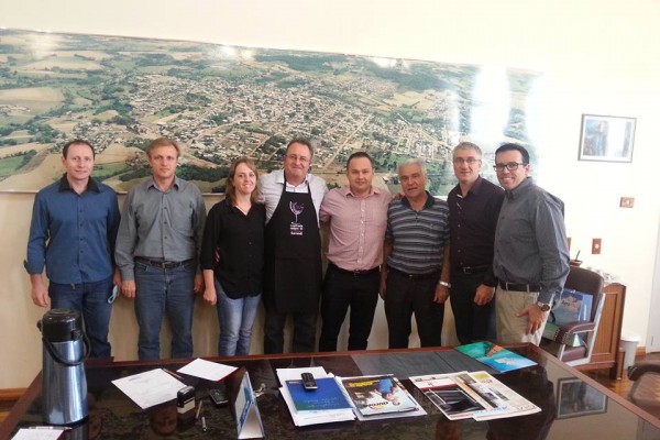 Membros da Confraria do Vinho se encontram com prefeito
